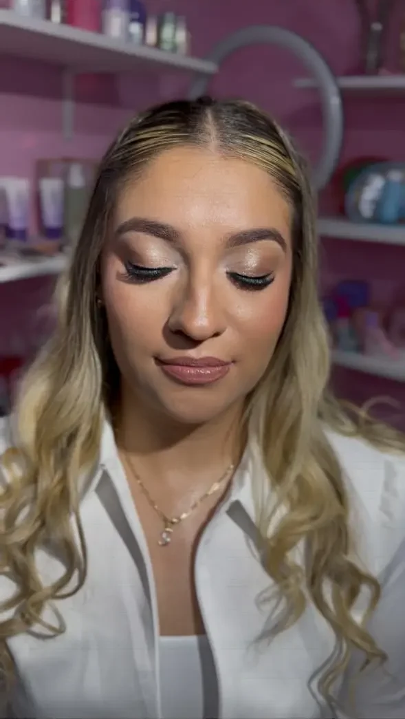 Mujer posando maquillaje para novia hecho por maquela, en plano principal