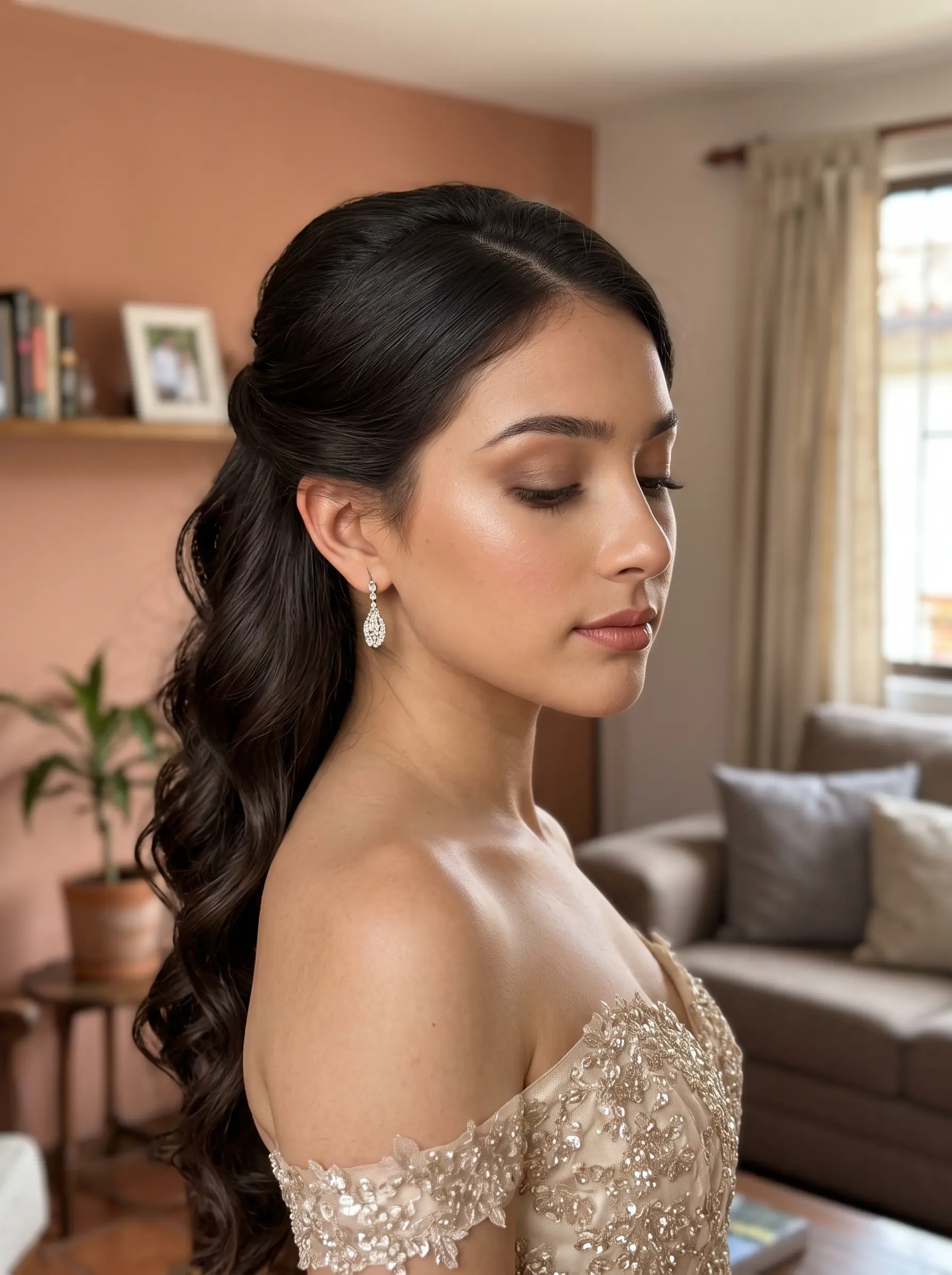 Mujer quinceañeras posando en la sala de su casa con un vestido de quinceañera y maquillada por maquela maquilladora profesional